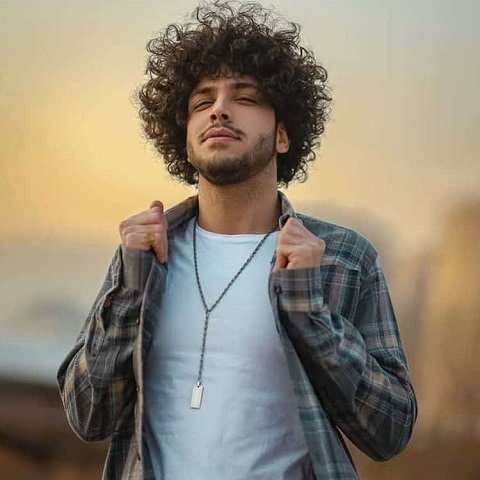 دانلود آهنگ آخه رفتاراش منو دیوونم کرده ریمیکس