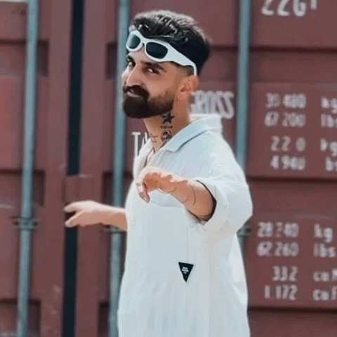 دانلود آهنگ پس دکن مانتو زرشکی با چشم ابروی مشکی ماهان خادمی